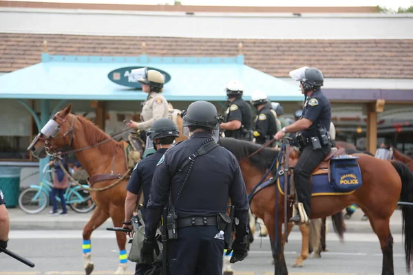 Anaheim California Mei 2016 Politie Oproeruitrusting Arriveert Zowel Supporters Als — Stockfoto