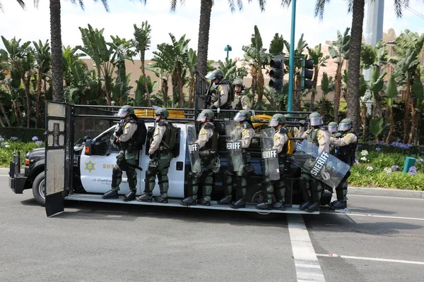 Anaheim California Mayo 2016 Llega Policía Equipo Antidisturbios Para Proteger — Foto de Stock