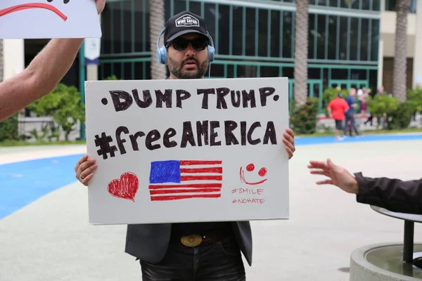 Costa Mesa, CA - 28 Nisan 2016: Kosta Mesa CA 'da düzenlenen mitingde protestocular cumhuriyetçi başkan adayı Donald Trump' ın destekçilerini engellemeye, slogan atmaya ve slogan atmaya çalıştılar. Başkan Donald Trump. Tanrı Amerika 'yı korusun.. 
