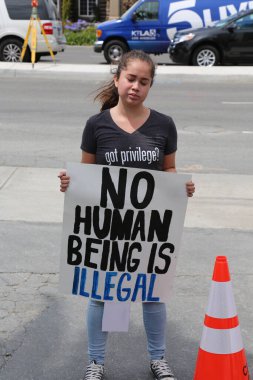 Costa Mesa, CA - 28 Nisan 2016: Kosta Mesa CA 'da düzenlenen mitingde protestocular cumhuriyetçi başkan adayı Donald Trump' ın destekçilerini engellemeye, slogan atmaya ve slogan atmaya çalıştılar. Başkan Donald Trump. Tanrı Amerika 'yı korusun.. 