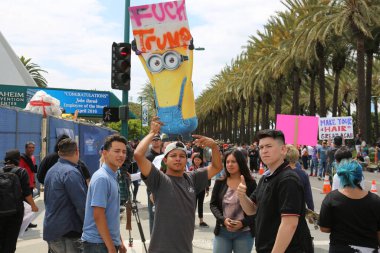 Costa Mesa, CA - 28 Nisan 2016: Kosta Mesa CA 'da düzenlenen mitingde protestocular cumhuriyetçi başkan adayı Donald Trump' ın destekçilerini engellemeye, slogan atmaya ve slogan atmaya çalıştılar. Başkan Donald Trump. Tanrı Amerika 'yı korusun.. 