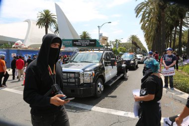 Costa Mesa, CA - 28 Nisan 2016: Kosta Mesa CA 'da düzenlenen mitingde protestocular cumhuriyetçi başkan adayı Donald Trump' ın destekçilerini engellemeye, slogan atmaya ve slogan atmaya çalıştılar. Başkan Donald Trump. Tanrı Amerika 'yı korusun. Anaheim Trump Rallisi Protestosu