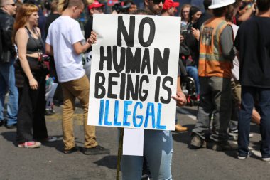 Costa Mesa, CA - 28 Nisan 2016: Kosta Mesa CA 'da düzenlenen mitingde protestocular cumhuriyetçi başkan adayı Donald Trump' ın destekçilerini engellemeye, slogan atmaya ve slogan atmaya çalıştılar. Başkan Donald Trump. Tanrı Amerika 'yı korusun. Anaheim Trump Rallisi Protestosu
