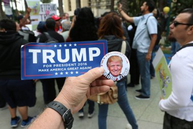 ANAHEIM CALIFORNIA, 25 Mayıs 2016: Cumhuriyetçi başkan adayı Donald Trump, Anaheim California 'daki Anaheim Stadyumu' nda düzenlenen kampanya etkinliğinde binlerce taraftar ve destekçiye konuşma yaptı. Başkan Donald Trump. Başkan Donald J. Trump. Başkan.. 