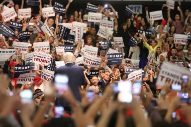 ANAHEIM CALIFORNIA, 25 Mayıs 2016: Cumhuriyetçi başkan adayı Donald Trump, Anaheim California 'daki Anaheim Stadyumu' nda düzenlenen kampanya etkinliğinde binlerce taraftar ve destekçiye konuşma yaptı. Başkan Donald Trump. Başkan Donald J. Trump. Başkan.. 