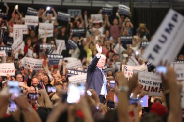 ANAHEIM CALIFORNIA, 25 Mayıs 2016: Cumhuriyetçi başkan adayı Donald Trump, Anaheim California 'daki Anaheim Stadyumu' nda düzenlenen kampanya etkinliğinde binlerce taraftar ve destekçiye konuşma yaptı. Başkan Donald Trump. Başkan Donald J. Trump. Başkan.. 