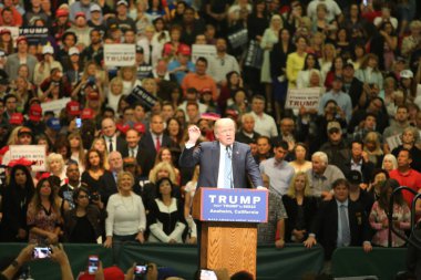 ANAHEIM CALIFORNIA, 25 Mayıs 2016: Cumhuriyetçi başkan adayı Donald Trump, Anaheim California 'daki Anaheim Stadyumu' nda düzenlenen kampanya etkinliğinde binlerce taraftar ve destekçiye konuşma yaptı. Başkan Donald Trump. Başkan Donald J. Trump. Başkan.. 