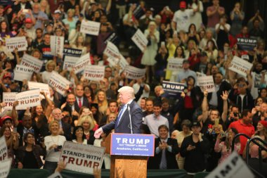 ANAHEIM CALIFORNIA, 25 Mayıs 2016: Cumhuriyetçi başkan adayı Donald Trump, Anaheim California 'daki Anaheim Stadyumu' nda düzenlenen kampanya etkinliğinde binlerce taraftar ve destekçiye konuşma yaptı. Başkan Donald Trump. Başkan Donald J. Trump. Başkan.. 