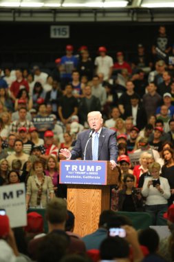 ANAHEIM CALIFORNIA, 25 Mayıs 2016: Cumhuriyetçi başkan adayı Donald Trump, Anaheim California 'daki Anaheim Stadyumu' nda düzenlenen kampanya etkinliğinde binlerce taraftar ve destekçiye konuşma yaptı. Başkan Donald Trump. Başkan Donald J. Trump. Başkan.. 