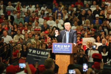ANAHEIM CALIFORNIA, 25 Mayıs 2016: Cumhuriyetçi başkan adayı Donald Trump, Anaheim California 'daki Anaheim Stadyumu' nda düzenlenen kampanya etkinliğinde binlerce taraftar ve destekçiye konuşma yaptı. Başkan Donald Trump. Başkan Donald J. Trump. Başkan.. 