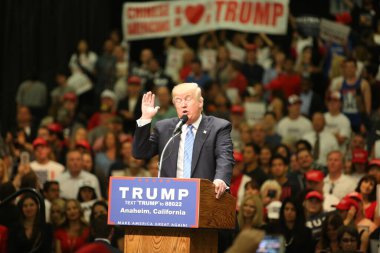 ANAHEIM CALIFORNIA, 25 Mayıs 2016: Cumhuriyetçi başkan adayı Donald Trump, Anaheim California 'daki Anaheim Stadyumu' nda düzenlenen kampanya etkinliğinde binlerce taraftar ve destekçiye konuşma yaptı. Başkan Donald Trump. Başkan Donald J. Trump. Başkan.. 