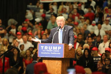 ANAHEIM CALIFORNIA, 25 Mayıs 2016: Cumhuriyetçi başkan adayı Donald Trump, Anaheim California 'daki Anaheim Stadyumu' nda düzenlenen kampanya etkinliğinde binlerce taraftar ve destekçiye konuşma yaptı. Başkan Donald Trump. Başkan Donald J. Trump. Başkan.. 