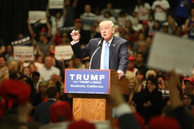 ANAHEIM CALIFORNIA, 25 Mayıs 2016: Cumhuriyetçi başkan adayı Donald Trump, Anaheim California 'daki Anaheim Stadyumu' nda düzenlenen kampanya etkinliğinde binlerce taraftar ve destekçiye konuşma yaptı. Başkan Donald Trump. Başkan Donald J. Trump. Başkan.. 
