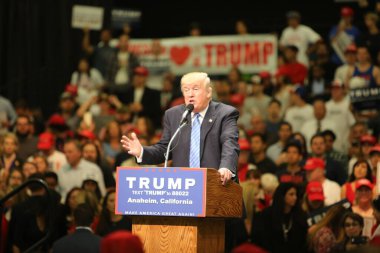 ANAHEIM CALIFORNIA, 25 Mayıs 2016: Cumhuriyetçi başkan adayı Donald Trump, Anaheim California 'daki Anaheim Stadyumu' nda düzenlenen kampanya etkinliğinde binlerce taraftar ve destekçiye konuşma yaptı. Başkan Donald Trump. Başkan Donald J. Trump. Başkan.. 