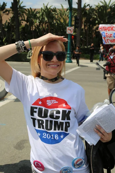 Costa Mesa April 2016 Διαδηλωτές Κρατούν Σημάδια Ψαλμωδία Και Προσπάθεια — Φωτογραφία Αρχείου
