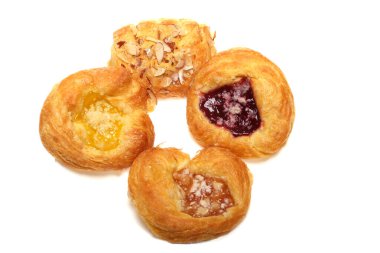 Hamur işi. Çörekler. Kahvaltı Pastası. Kahvaltı pastası beyaza izole edilmiş. Beyazda izole edilmiş. Mesaj için yer var. Kırpma Yolu. Lezzetli elmalı Danimarka pastası. Yabanmersinli Danimarka çöreği. Meyveli Danimarka pastası. Limon kremalı Danimarka hamur işleri. 