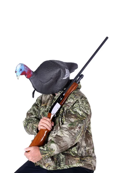 トルコだ トルコ狩り トルコ デコイ トルコの衣装 トルコ代表 銃を撃った カモフラージュ 迷彩服を着たハンターが銃を保持し 彼の頭にトルコのデコイを身に着けています — ストック写真