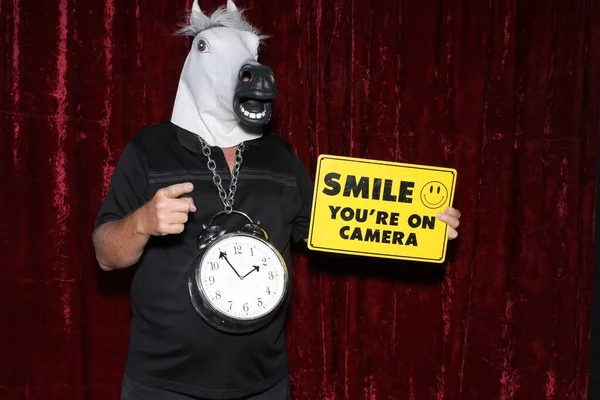 Foto Booth Een Man Een Fotohokje Een Man Glimlacht Poseert — Stockfoto