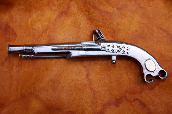 フロントロックピストル アンティークフリントロックピストル 拳銃だ フリントロック 手を貸せ 黒い粉だ 黒火薬銃だ 本物のアンティークピストル 19世紀の英語のパーカッション 18世紀イギリスのフリントロック — ストック写真