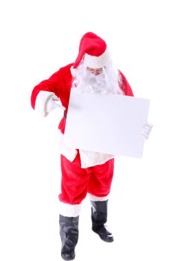 Noel zamanı. Noel Baba. Noel Baba Portresi. Noel Baba gülümsüyor. Elinde beyaz bir işaret var. Mesaj için yer var. Beyazda izole edilmiş. Kırpma Yolu. Gülümseyen geleneksel Noel Baba. Sakallı, gülümseyen Noel Baba. Nazik yaşlı Noel Baba. Noel Sezonu. 