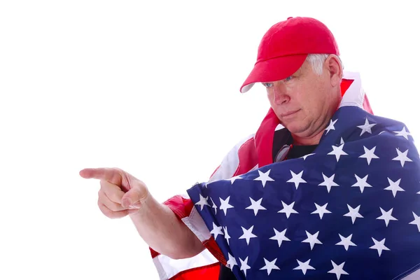 誇り高いアメリカ人 アメリカだ アメリカ国旗 アメリカ人だ 白に隔離されてる テキスト用の部屋 愛国的なアメリカ人 クリッピングパス 大きなアメリカ国旗に包まれた男 7月4日 — ストック写真