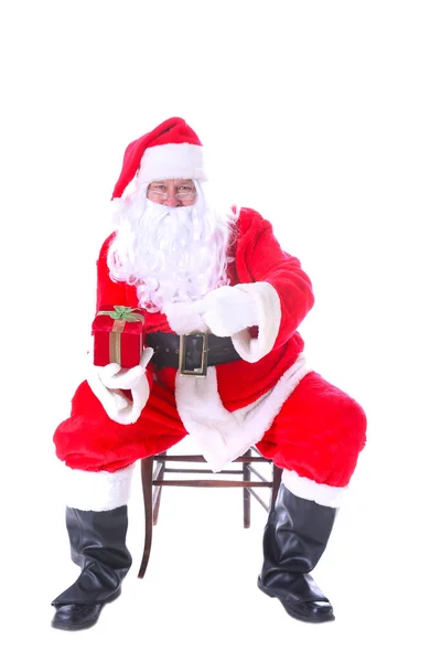クリスマスだ サンタクロース サンタクロースの肖像画 サンタクロースは赤いクリスマスプレゼントを持っています 北極のサンタクロースの魔法の肖像画 伝統的なサンタクロースの笑顔 髭を生やしたサンタクロース サンタクロースさん クリスマスシーズンだ クリスマス — ストック写真