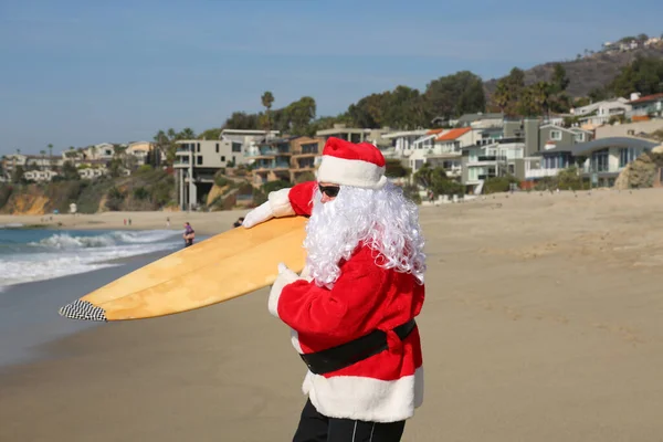 Święta Święty Mikołaj Surfuję Święty Mikołaj Surfuje Surfujący Mikołaj Surfujący — Zdjęcie stockowe