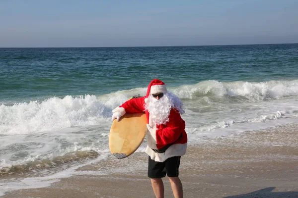 Święta Święty Mikołaj Surfuję Święty Mikołaj Surfuje Surfujący Mikołaj Surfujący — Zdjęcie stockowe