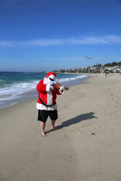 Kerstmis Kerstman Viool Een Viool Kerstman Speelt Viool Het Strand — Stockfoto