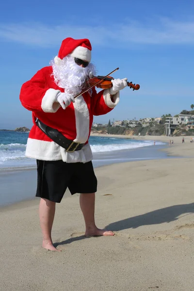 Kerstmis Kerstman Viool Een Viool Kerstman Speelt Viool Het Strand — Stockfoto