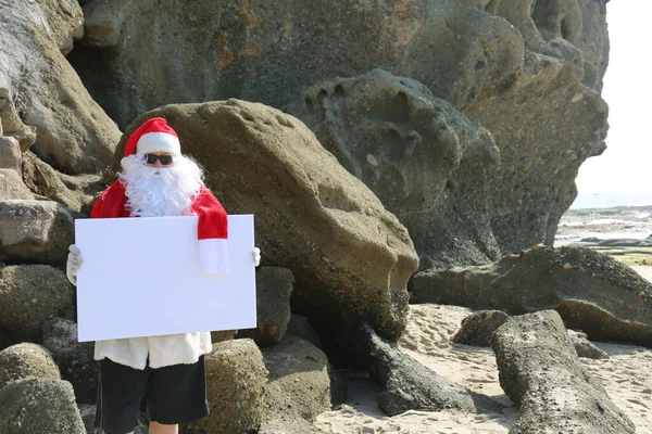 Natale Babbo Natale Babbo Natale Sulla Spiaggia Con Cartello Bianco — Foto Stock