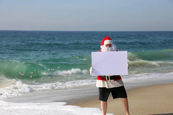 Natale Babbo Natale Babbo Natale Sulla Spiaggia Con Cartello Bianco — Foto Stock