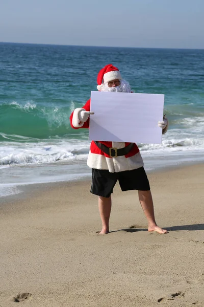 Noel Zamanı Noel Baba Plajda Boş Beyaz Tabelası Olan Noel — Stok fotoğraf