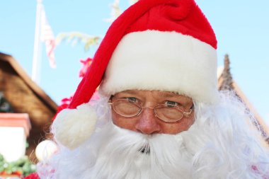 Noel zamanı. Noel Baba. Noel Baba Portresi. Noel Baba, Noel fotoğrafı için gülümsüyor. Mutlu noeller. İyi tatiller. Mevsimler Selamlar. Ho Ho Ho. Noel neşesi seninle ve ailenle olsun.. 