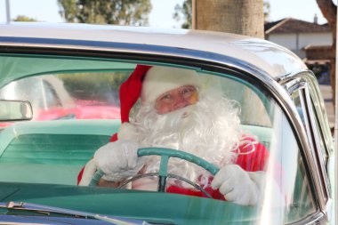 Noel zamanı. Noel Baba. - Araba. Noel Baba Sürüşü. Noel Baba, klasik arabasıyla geliyor. Noel Baba, ren geyikleri yorulduğunda arabasında hediyeler dağıtmayı sever. Noel Baba Sürücüleri. Noel Baba izin günlerinde klasik Hot Rod arabasından hoşlanır. Xmas.