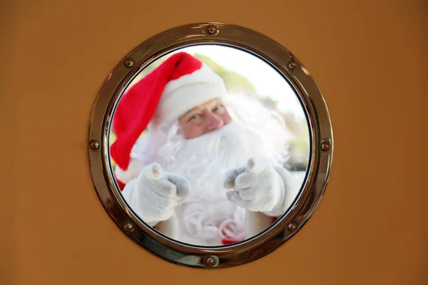 Noel Zamanı Noel Baba Pencere Noel Baba Gülümser Dalgalar Noel — Stok fotoğraf