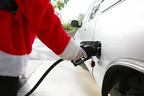 Navidad Santa Claus Gasolinera Santa Claus Llena Camioneta Con Gasolina — Foto de Stock