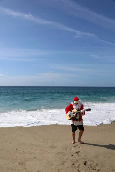 Święta Święty Mikołaj Gitara Mikołaju Święty Mikołaj Gra Gitarze Plaży — Zdjęcie stockowe