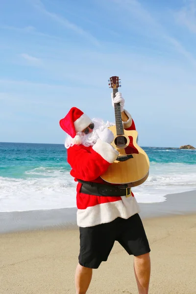 Різдво Санта Клаус Гітара Санто Санта Клаус Грає Гітарі Пляжі — стокове фото