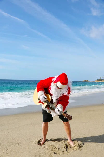 Święta Święty Mikołaj Gitara Mikołaju Święty Mikołaj Gra Gitarze Plaży — Zdjęcie stockowe
