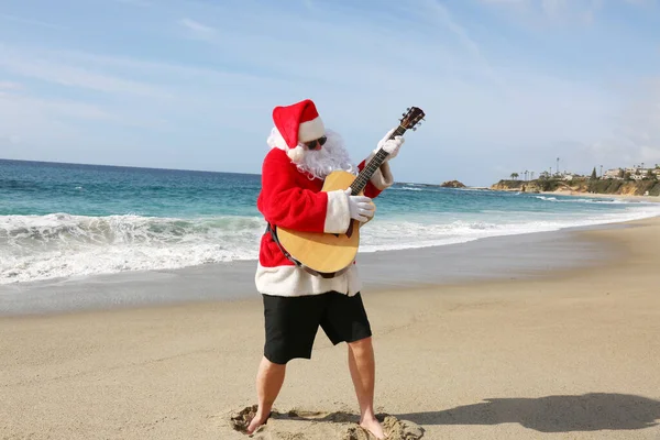 Julen Jultomten Gitarr Tomten Tomten Spelar Gitarr Stranden Musikjultomten Snygg — Stockfoto