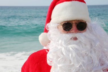 Noel zamanı. Noel Baba. Noel Baba. Noel Baba Portresi. Noel Baba sahili ve okyanusu seviyor. Noel Baba tatildeyken dinlenir. Noel Baba Noel Tatili. Noel Baba Kafası Vuruşu. Gülümseyen geleneksel Noel Baba. Ho Ho Ho. 