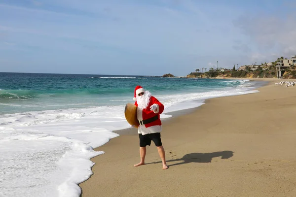산타클로스가 서핑을 크리스마스 크리스마스 추적기야 파운드걸어 휴가중에 파도를 크리스마스 이브에 — 스톡 사진