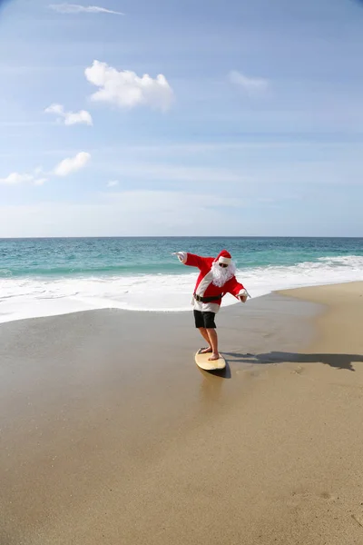 Surfing Jultomten Julen Julsemester Surfing Tomten Surfingbräda Häng Tio Jultomten — Stockfoto