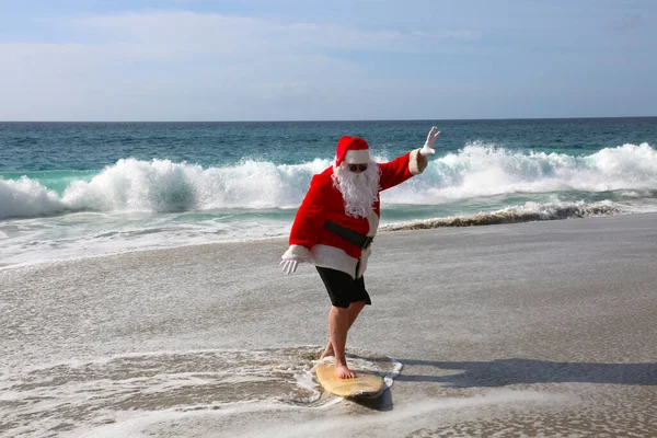Surfing Jultomten Julen Julsemester Surfing Tomten Surfingbräda Häng Tio Jultomten — Stockfoto