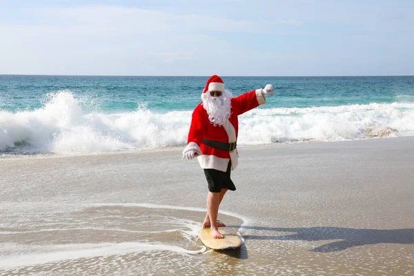 Surfing Jultomten Julen Julsemester Surfing Tomten Surfingbräda Häng Tio Jultomten — Stockfoto