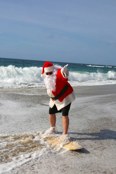 Surfing Jultomten Julen Julsemester Surfing Tomten Surfingbräda Häng Tio Jultomten — Stockfoto