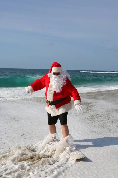 Surfing Jultomten Julen Julsemester Surfing Tomten Surfingbräda Häng Tio Jultomten — Stockfoto