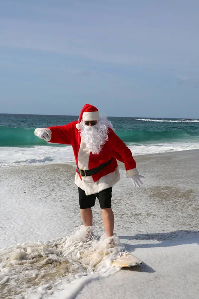 Surfing Jultomten Julen Julsemester Surfing Tomten Surfingbräda Häng Tio Jultomten — Stockfoto