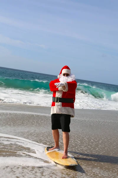 산타클로스가 서핑을 크리스마스 크리스마스 추적기야 파운드걸어 휴가중에 물결을 일으킨다 크리스마스 — 스톡 사진